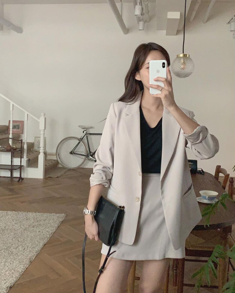 Blazer dáng vừa phối cùng váy chữ A là công thức công sở thanh lịch, che khéo vùng eo và hông.