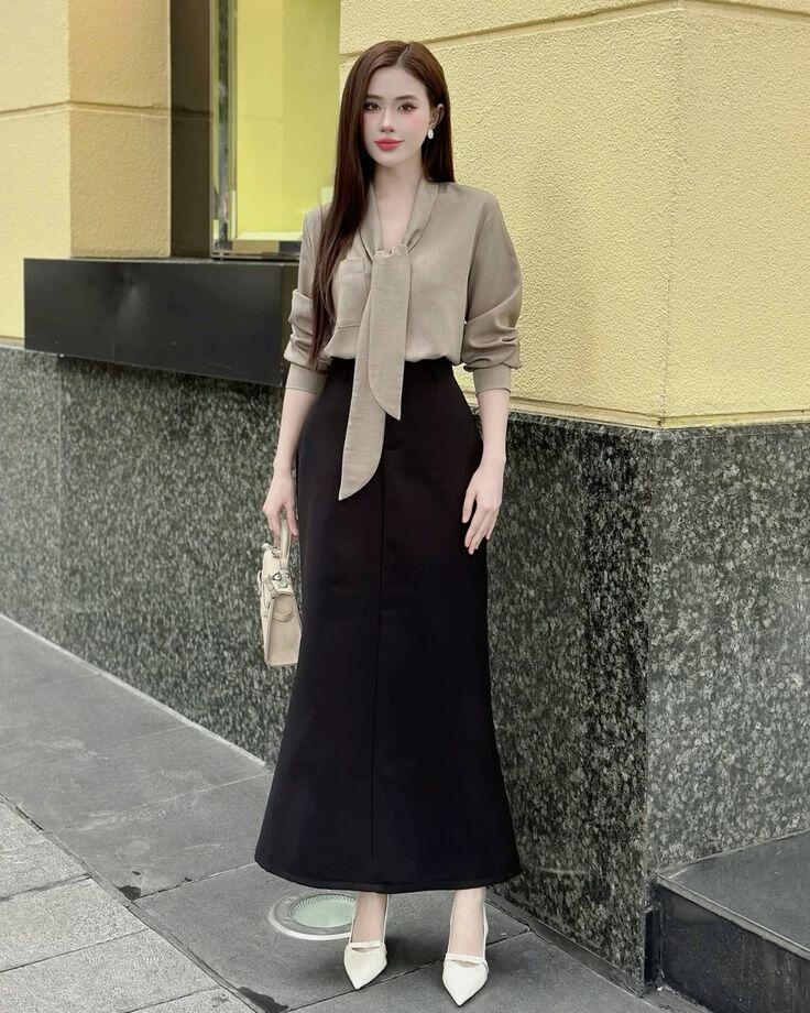 Áo cổ V kết hợp chân váy midi giúp tôn dáng, tạo cảm giác cơ thể thon gọn hơn.