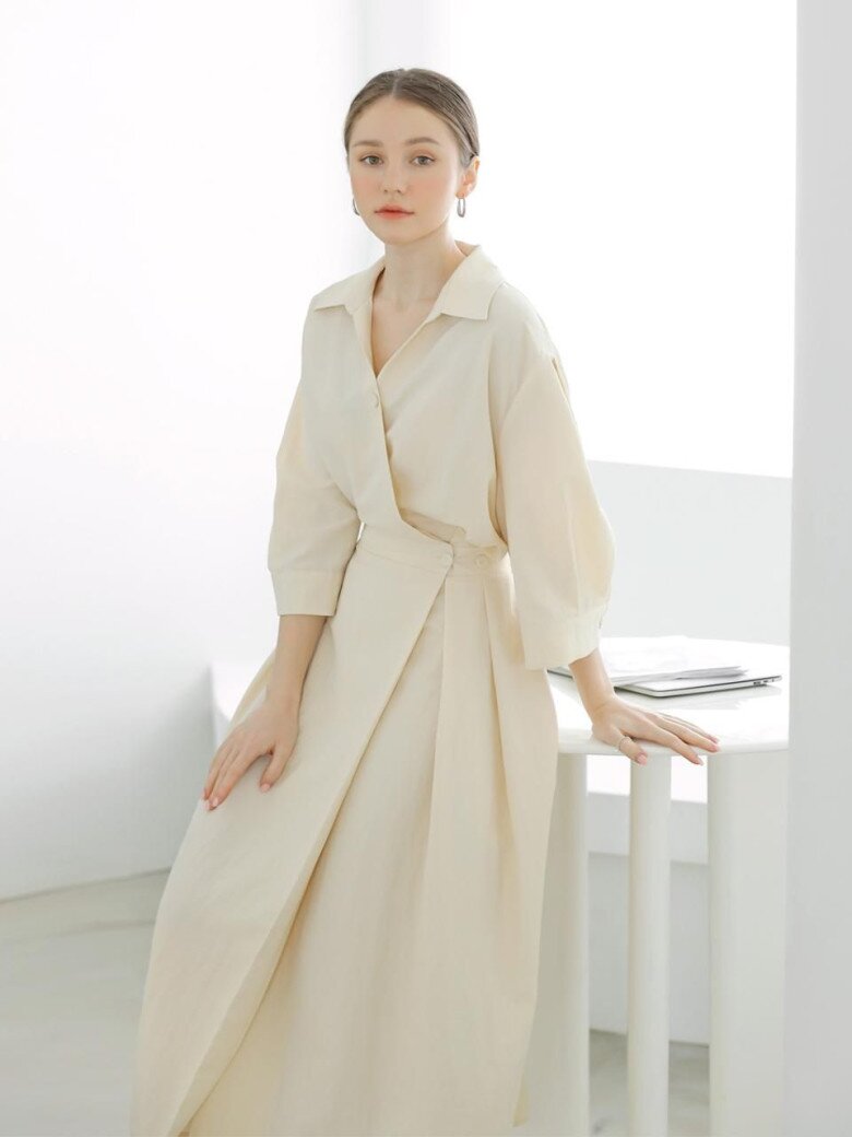 Váy wrap có điểm nhấn ở eo giúp che bụng dưới và tôn đường cong tự nhiên.