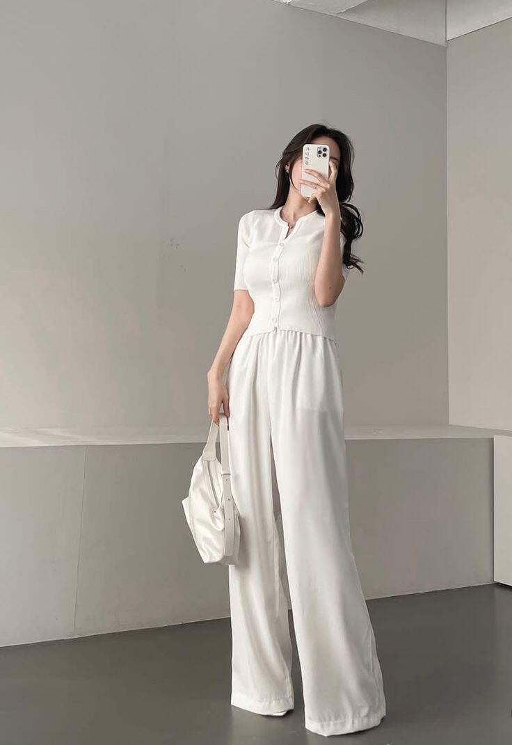 Set đồ đơn sắc với áo dệt kim mỏng và quần ống suông mang đến vẻ ngoài gọn gàng, hiện đại cho nàng công sở.