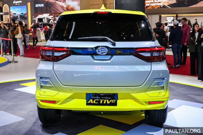 'Anh em sinh đôi' Toyota Raize trình làng bản hybrid cực nổi bật: Sơn đổi màu, thiết kế hầm hố hơn, giá quy đổi hơn 500 triệu đồng - Ảnh 3.