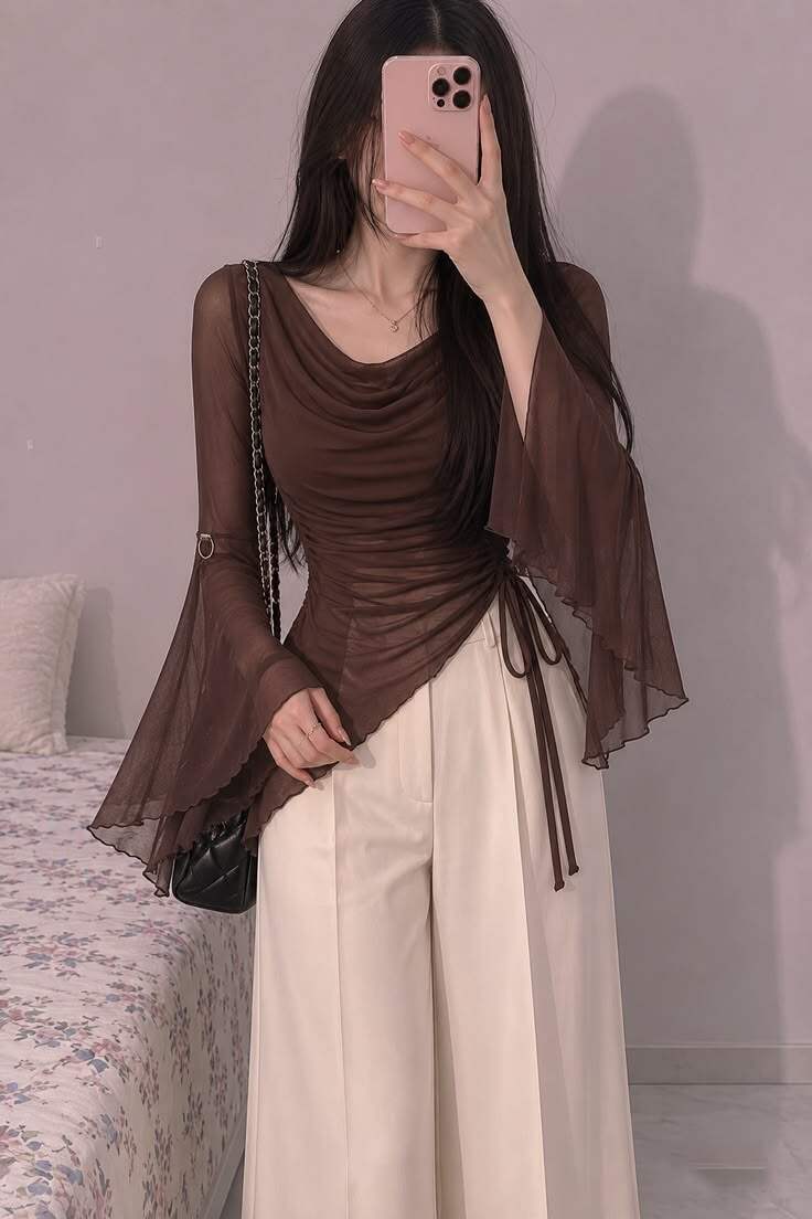 Những công thức như áo đen + quần be, áo nâu + quần trắng, áo chocolate + quần kem trở thành lựa chọn phù hợp cho phong cách hiện đại, thanh lịch.