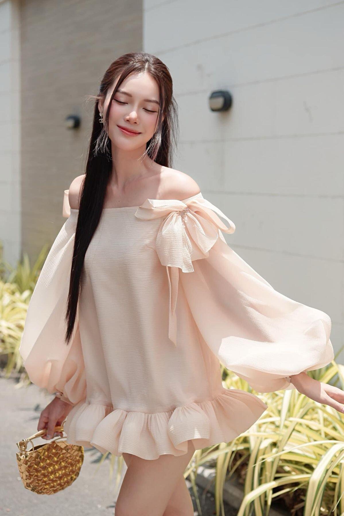 Những đường nhún xếp mềm mại, phom dáng trễ vai bồng tạo hình ảnh lãng mạn cho các thiết kế thời trang mùa thu đông.