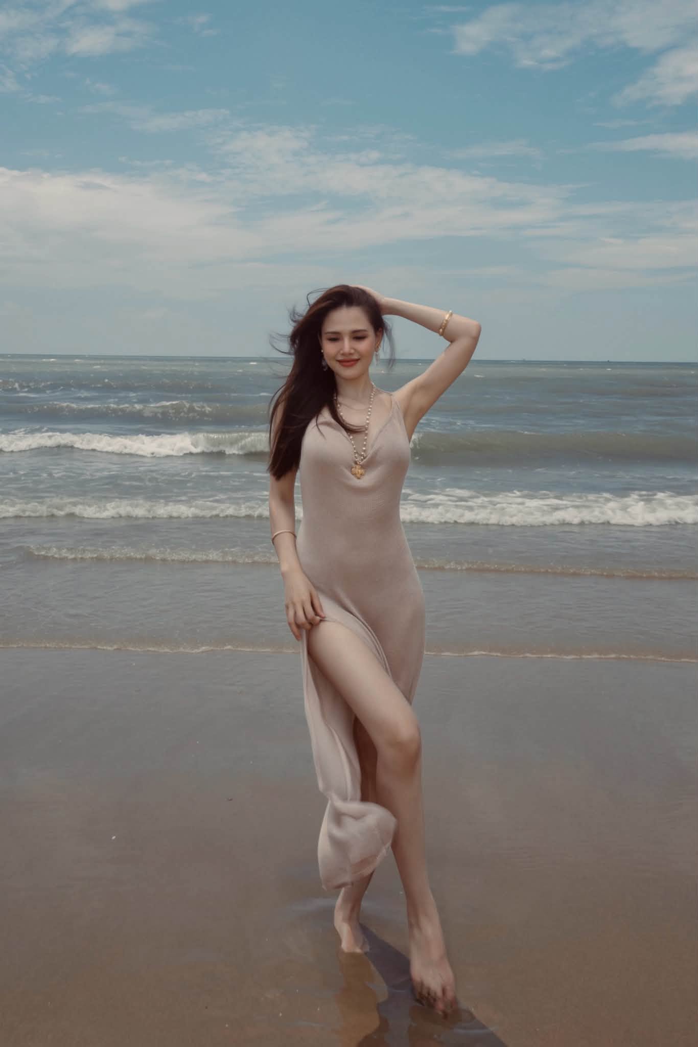 Những ngày gần đây, trang cá nhân của Phanh Lee (Lê Phương Anh) ngập tràn sắc xanh của biển cả cùng những khoảnh khắc cô tự tin khoe vóc dáng nuột nà, quyến rũ khi diện chiếc đầm ôm body màu nude.