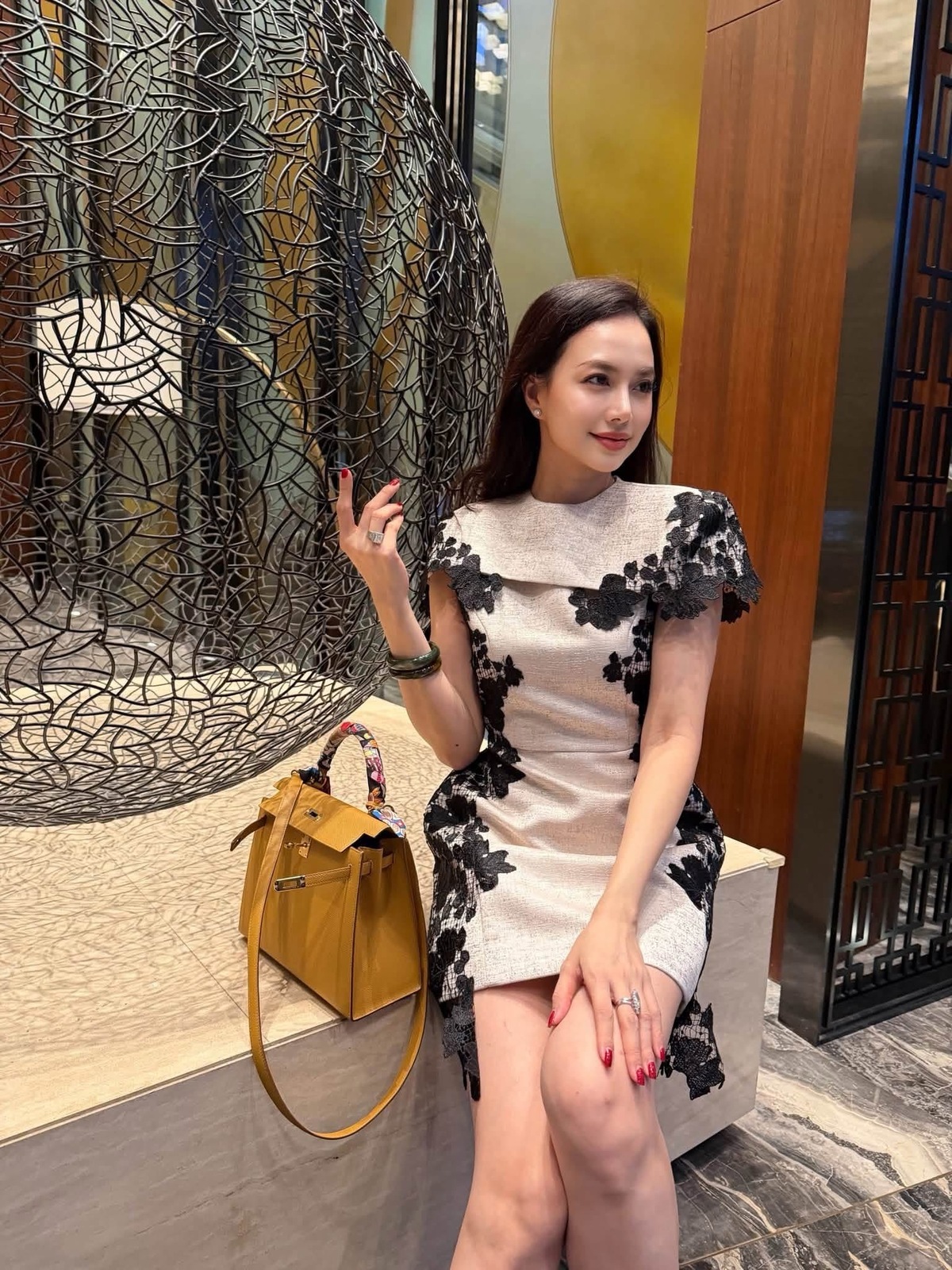Đinh Ngọc Diệp những năm gần đây theo đuổi phong cách thanh lịch, nữ tính, thường kết hợp đầm may đo với phụ kiện hàng hiệu. Trong đó, Hermes Kelly là một trong những mẫu túi cô nhiều lần sử dụng khi đi sự kiện, du lịch và công tác cùng chồng.