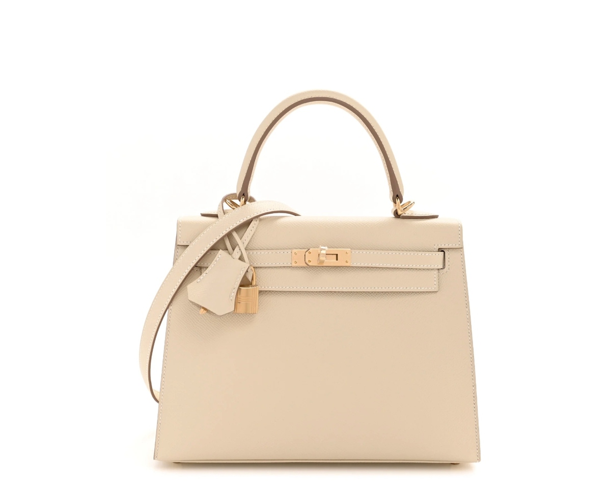 Theo Vogue, Kelly là một trong những dòng túi biểu tượng của Hermes, bên cạnh Birkin. Thiết kế được đặt theo tên minh tinh Grace Kelly sau khi bà được chụp ảnh sử dụng túi vào năm 1956.