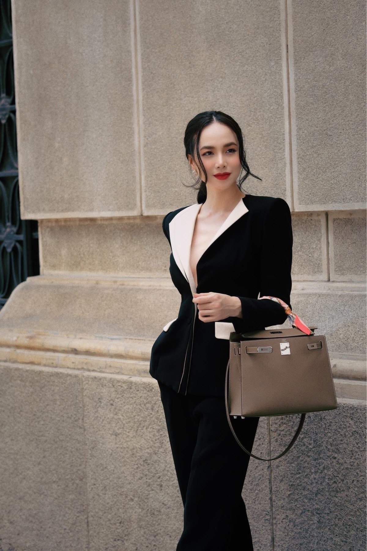 Năm 2025, trong một bộ ảnh street style, diễn viên tiếp tục xuất hiện với Hermes Kelly 25 màu Etoupe, làm từ da Epsom và kết hợp phần cứng màu bạc.