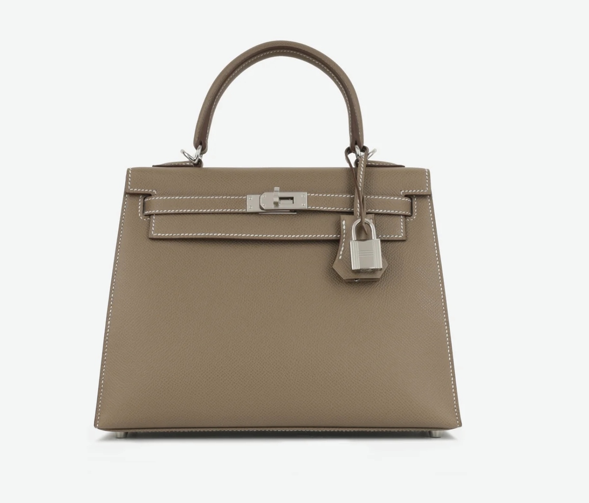 Etoupe là gam màu trung tính đặc trưng của Hermès. Da Epsom có bề mặt dập vân, giúp thiết kế giữ phom tốt và tạo vẻ cứng cáp.