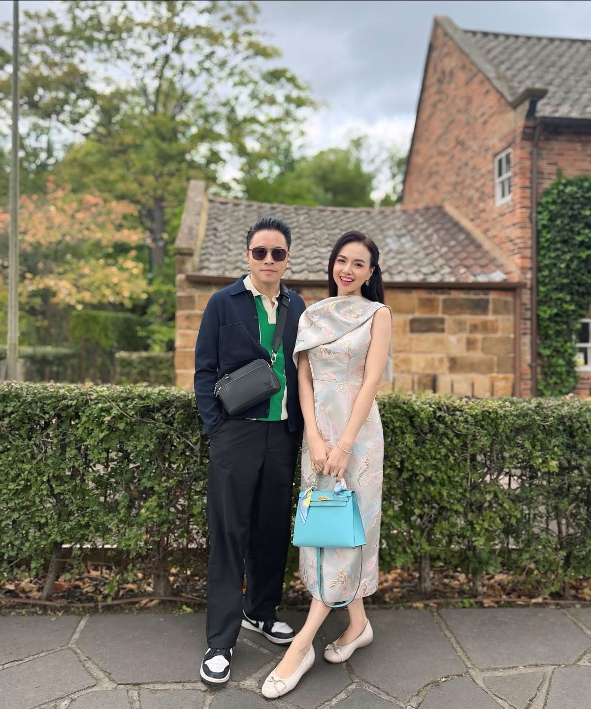 Trước đó, trong chuyến công tác châu Âu cùng Victor Vũ, Đinh Ngọc Diệp cũng xách Hermes Bleu Atoll Epsom Kelly 25 Sellier Gold Hardware, sản xuất năm 2020.