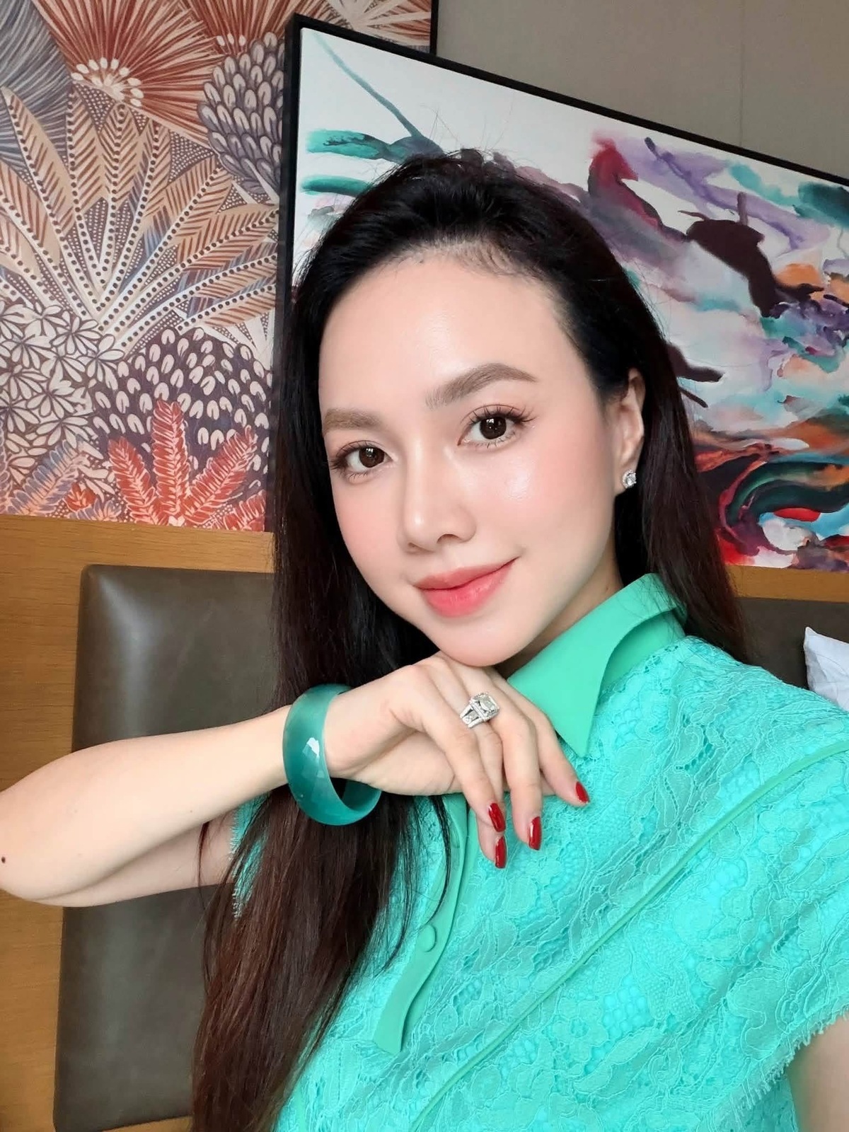 Đinh Ngọc Diệp sinh năm 1984, từng là nhà báo, MC trước khi chuyển hướng làm người mẫu, diễn viên. Cô được biết đến qua các phim Hoa dã quỳ, Thiên sứ lông bông, Cưới ngay kẻo lỡ, Nàng men chàng bóng...