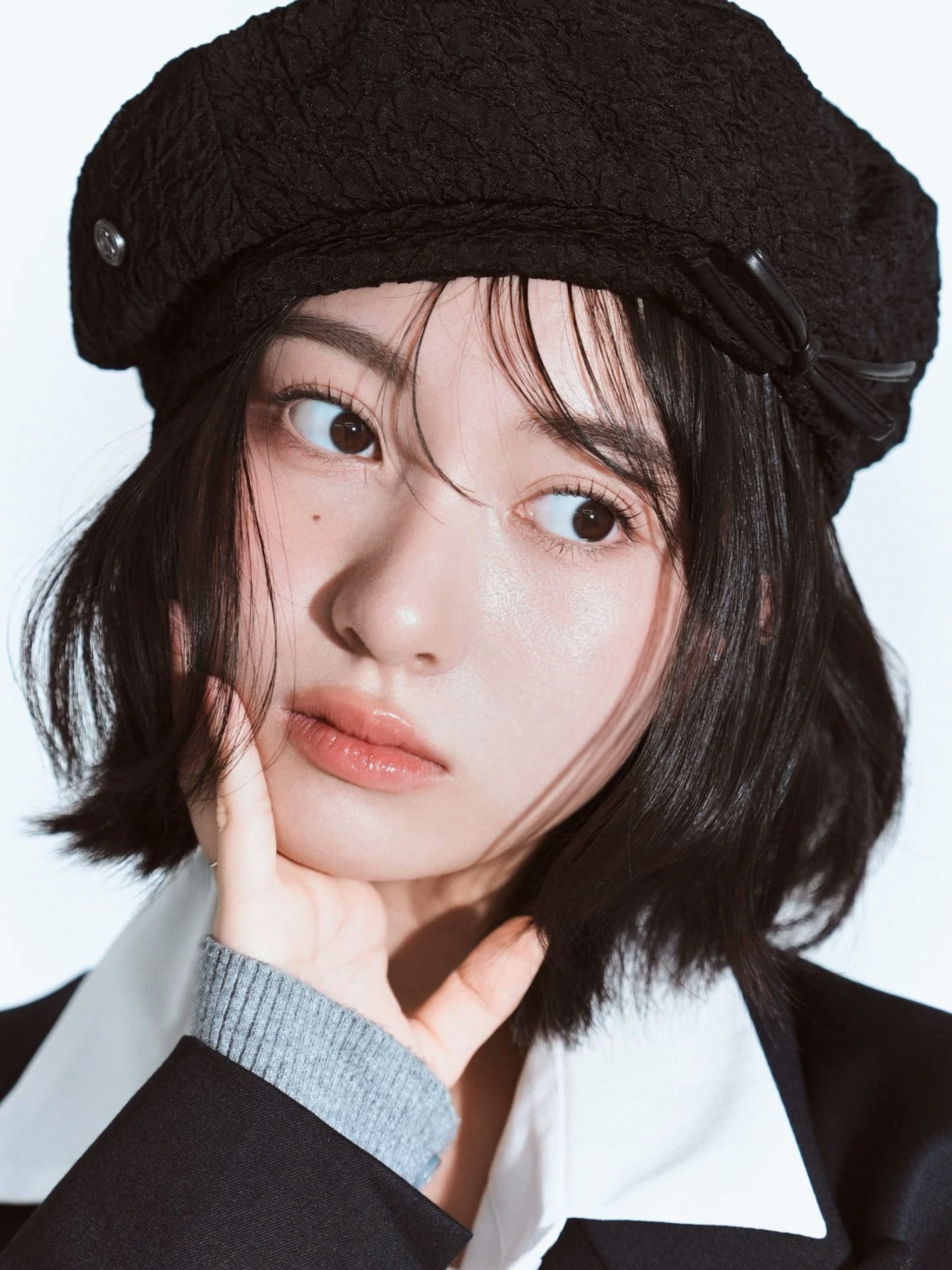 Kal So Won sinh năm 2006, năm nay 20 tuổi. Cô thu hút sự chú ý khi thông qua bộ phim điện ảnh Điều kỳ diệu ở phòng giam số 7, ra mắt năm 2013, trở thành người trẻ nhất từ trước đến nay được đề cử ở hạng mục Nữ diễn viên chính xuất sắc và Nữ diễn viên mới xuất sắc tại Giải thưởng Điện ảnh Daejong. Sau đó, cô tiếp tục hoạt động diễn xuất đều đặn khi lần lượt đảm nhận vai thời niên thiếu của Baek Jin Hee, Park Shin Hye và Jeon Ji Hyun trong các bộ phim truyền hình Con gái tôi, Geum Sa-wol, Doctors và Huyền thoại biển xanh...