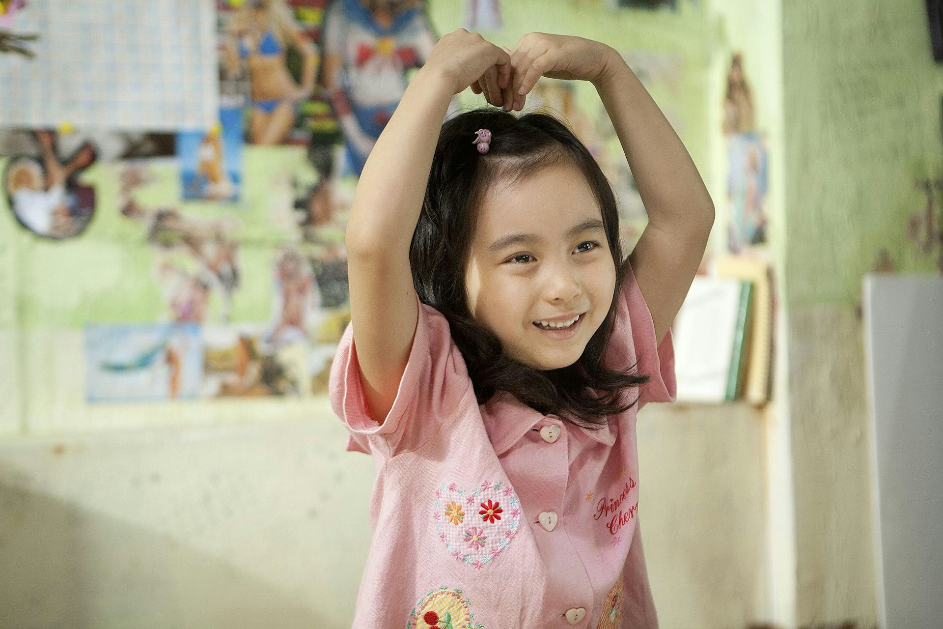 Trong phim, Kal So Won thủ vai Ye Seung, có bố đi tù vì tội oan và phải trốn vào phòng giam với bố.