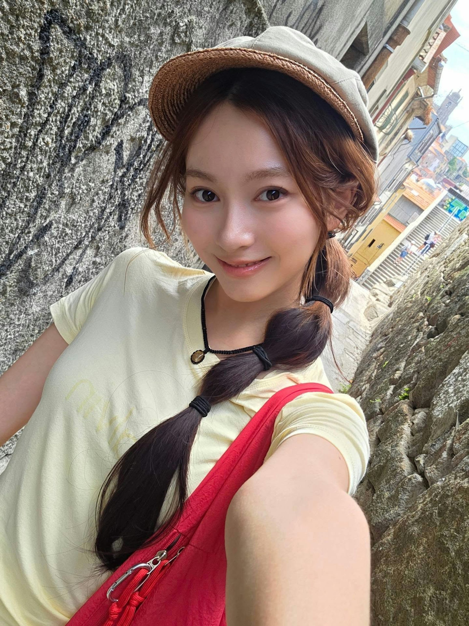 Diễn viên trẻ trung, xinh xắn khi đi du lịch.