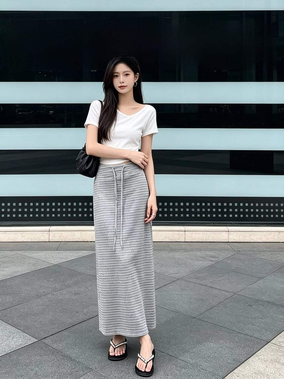Chân váy dài là lựa chọn giúp trang phục thêm nữ tính.