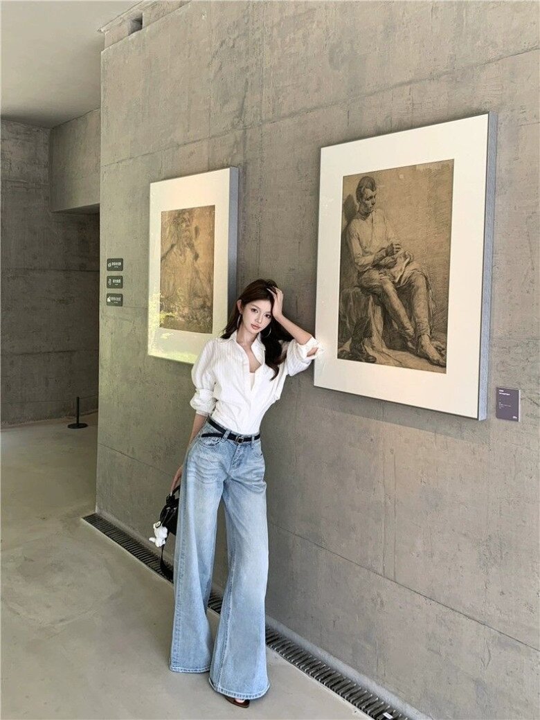 Một chiếc quần jeans phù hợp vóc dáng sẽ giúp phái đẹp U40 tạo vẻ ngoài trẻ trung, gọn gàng mà vẫn giữ được nét chỉn chu khi phối cùng các món đồ cơ bản.
