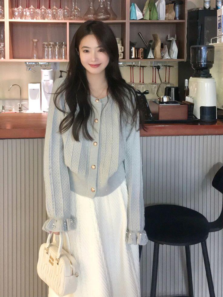 Phối áo cardigan với chân váy là cách nhanh nhất để có diện mạo nữ tính, dịu dàng và thanh lịch. Bạn có thể chọn cardigan dáng ngắn mặc cùng chân váy midi xòe, hoặc cardigan dáng dài khoác ngoài chân váy ôm sát cơ thể.