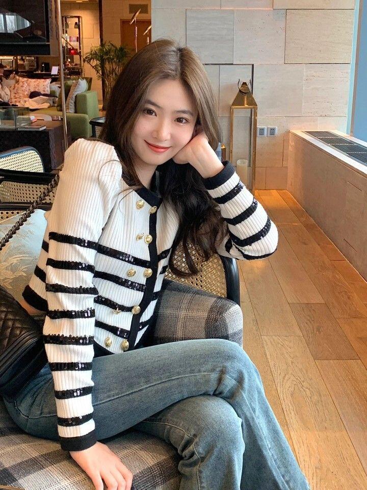 Đây là công thức linh hoạt, thanh lịch và không bao giờ lỗi mốt. Bạn có thể kết hợp áo cardigan ngắn, croptop hoặc dáng rộng với các kiểu quần dài như quần jeans ống rộng, quần âu công sở, quần ống loe hay quần skinny tùy theo phong cách mong muốn.