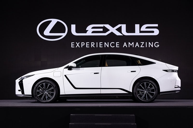 Lexus ES đời mới ra mắt gần Việt Nam: Giá quy đổi từ 2,6 tỷ đồng, bản giá rẻ lại… nhiều trang bị hơn - Ảnh 1.