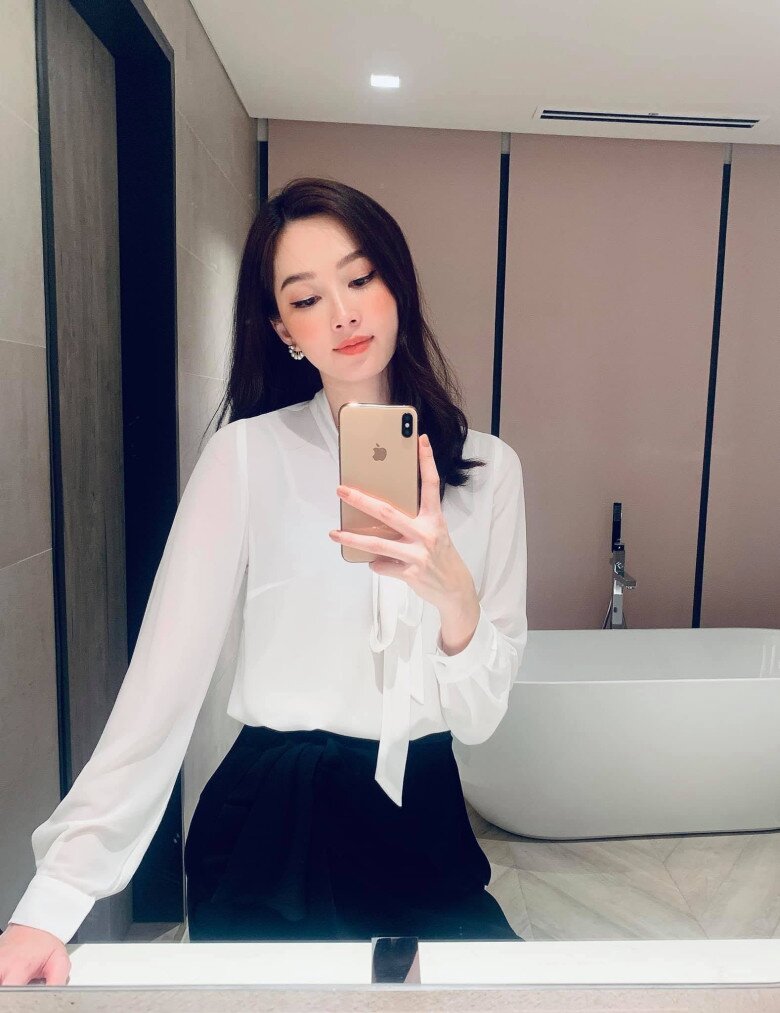 Trong khung hình này, Đặng Thu Thảo lựa chọn sơ mi lụa cổ thắt nơ, tay bồng nhẹ và phối cùng quần cạp cao. Hoa tai ngọc trai cùng lối trang điểm tự nhiên giúp diện mạo thêm trang nhã, nữ tính.