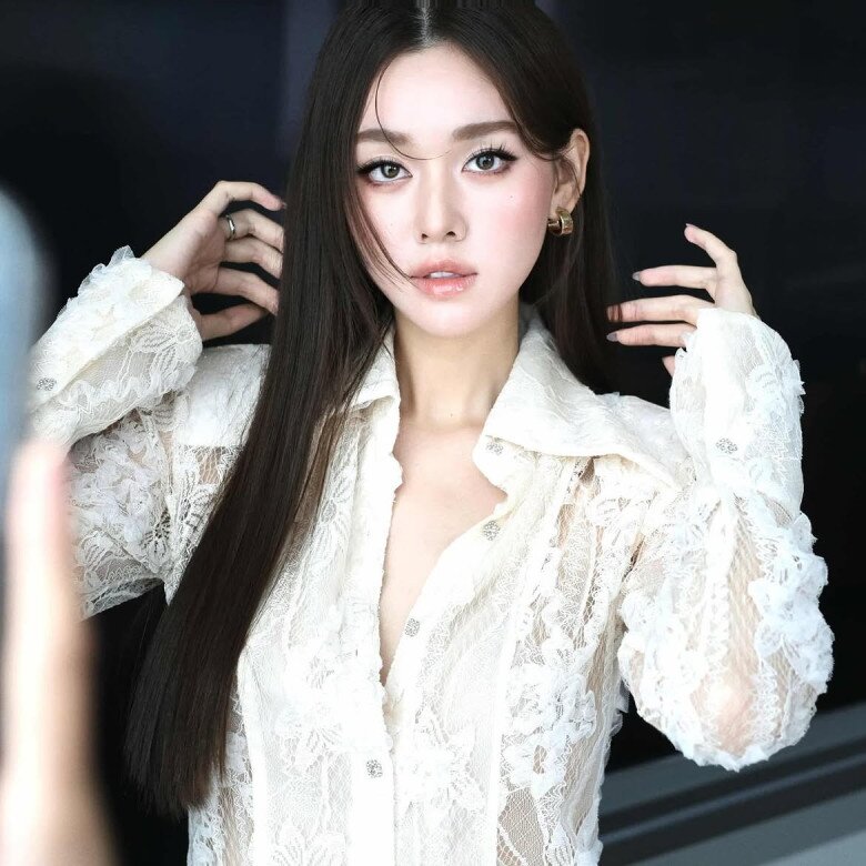 Tường San khai thác vẻ nữ tính của sơ mi thông qua chất liệu ren xuyên thấu và những chi tiết mềm mại. Cách buông cúc tạo cổ chữ V giúp tổng thể thêm cuốn hút, trong khi phụ kiện được tiết chế để trang phục không trở nên quá cầu kỳ. Đây là gợi ý đáng tham khảo với những cô nàng muốn đưa sơ mi ra khỏi hình ảnh cứng nhắc thường thấy, đồng thời tăng thêm nét điệu đà và quyến rũ cho diện mạo.