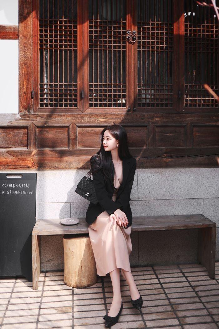 Thu này mặc gì đi làm? Bí quyết amp;#34;2 giảm - 1 tăngamp;#34; giúp nàng công sở lên đồ thanh lịch, cuốn hút - 11