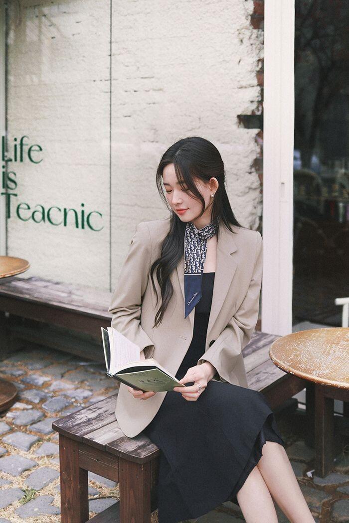Layering còn là cách đơn giản để tăng chiều sâu cho set đồ mà không cần sử dụng quá nhiều chi tiết cầu kỳ. Khi kết hợp khéo léo áo sơ mi, gile, cardigan hay blazer, trang phục công sở sẽ trở nên linh hoạt, hiện đại và có điểm nhấn hơn.