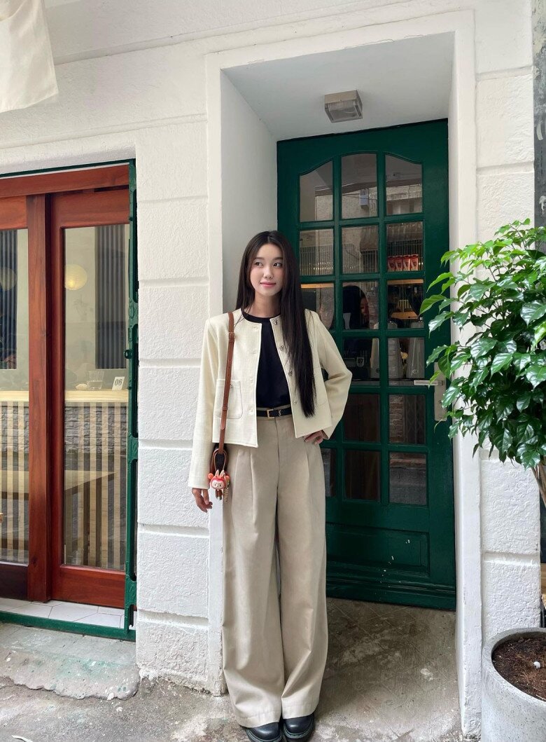 Với phụ nữ U40, layering cũng là cách khéo léo để xây dựng diện mạo thanh lịch mà không quá cầu kỳ.