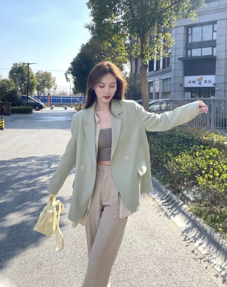 Thỉnh thoảng, nàng cũng có thể làm mới hình ảnh bằng cách chọn những tone màu pastel tươi mới hơn để diện mạo đi làm không bị nhàm chán.