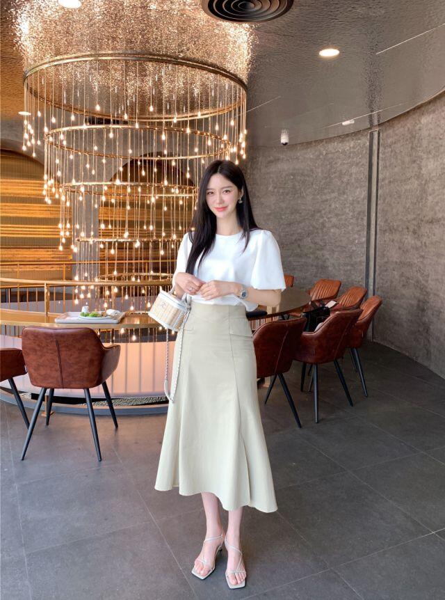 Thay cho những thiết kế quá ngắn hoặc để lộ nhiều khoảng da, chị em có thể lựa chọn trang phục có độ dài và mức độ kín đáo vừa phải. Cách này giúp diện mạo giữ được sự chuyên nghiệp, đồng thời tạo cảm giác nền nã, thanh lịch mà không làm mất đi nét nữ tính khi đi làm.