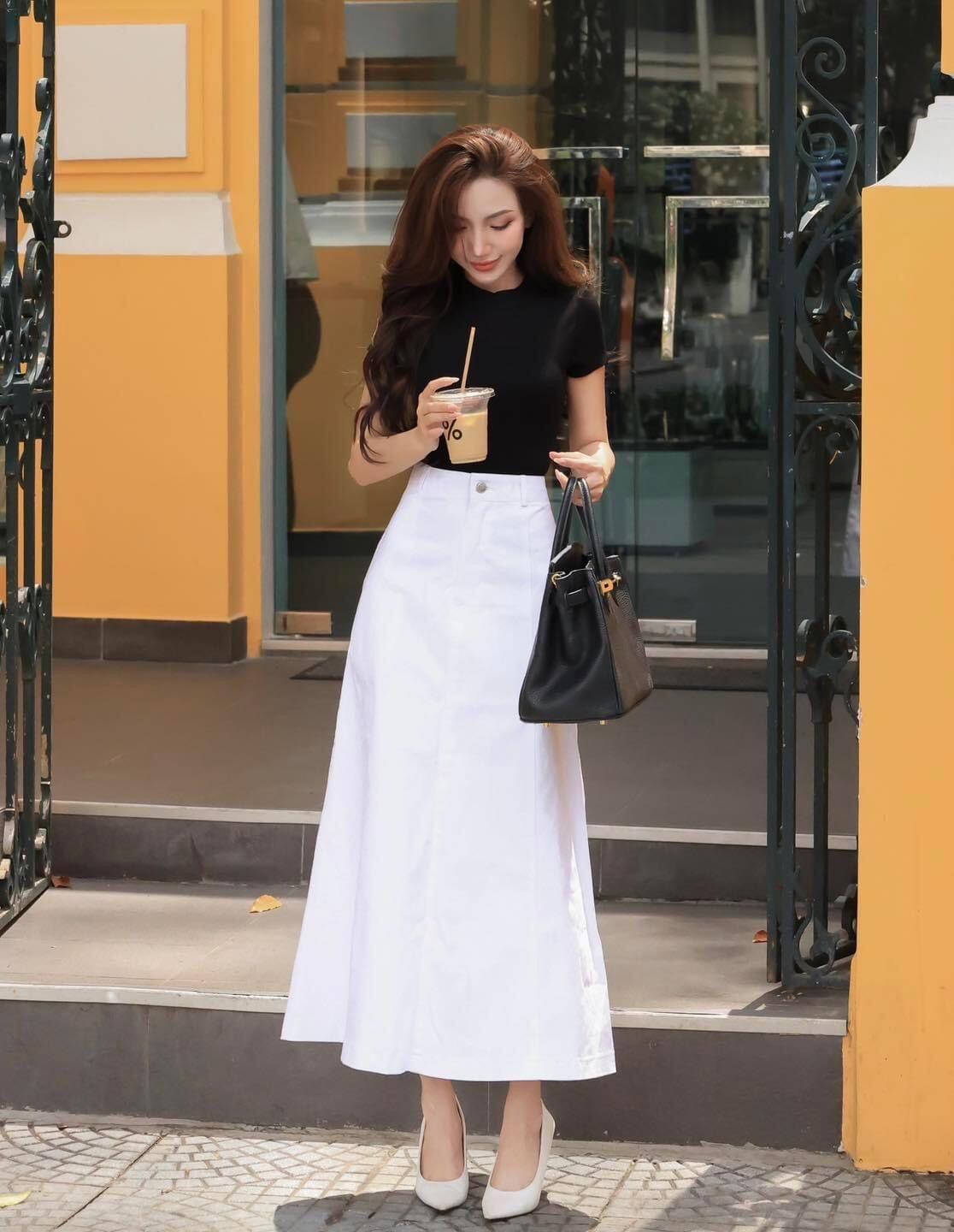 Chị em nên ưu tiên chọn những mẫu váy dài qua gối, chúng trông vừa thanh lịch vừa giúp bạn trông cao và gầy hơn.