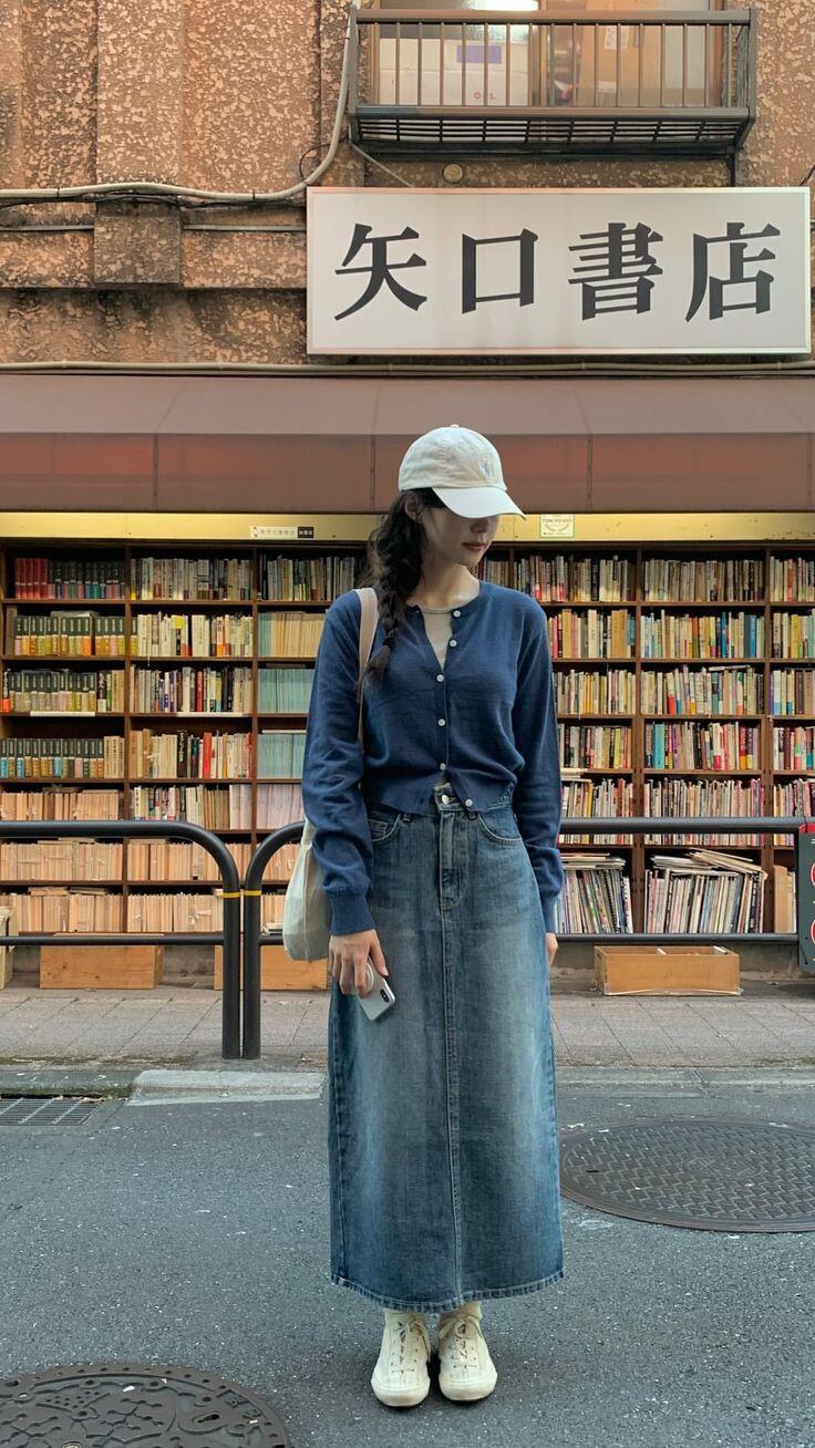 Chân váy jeans cũng là lựa chọn đáng để thử trong mùa thu, nhờ khả năng tạo vẻ ngoài vừa cá tính vừa thanh lịch.