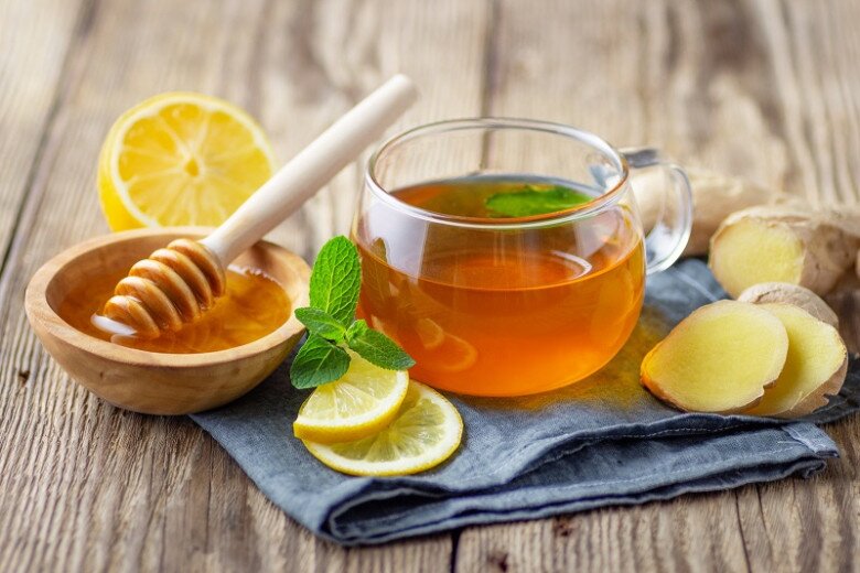 Nước chanh mật ong giàu vitamin C cùng một số chất chống oxy hóa, phù hợp để bổ sung vào thực đơn hằng ngày. Vị chua thanh kết hợp chút ngọt dịu tạo nên thức uống dễ uống, vừa giúp giải khát vừa bổ sung dưỡng chất cho cơ thể.