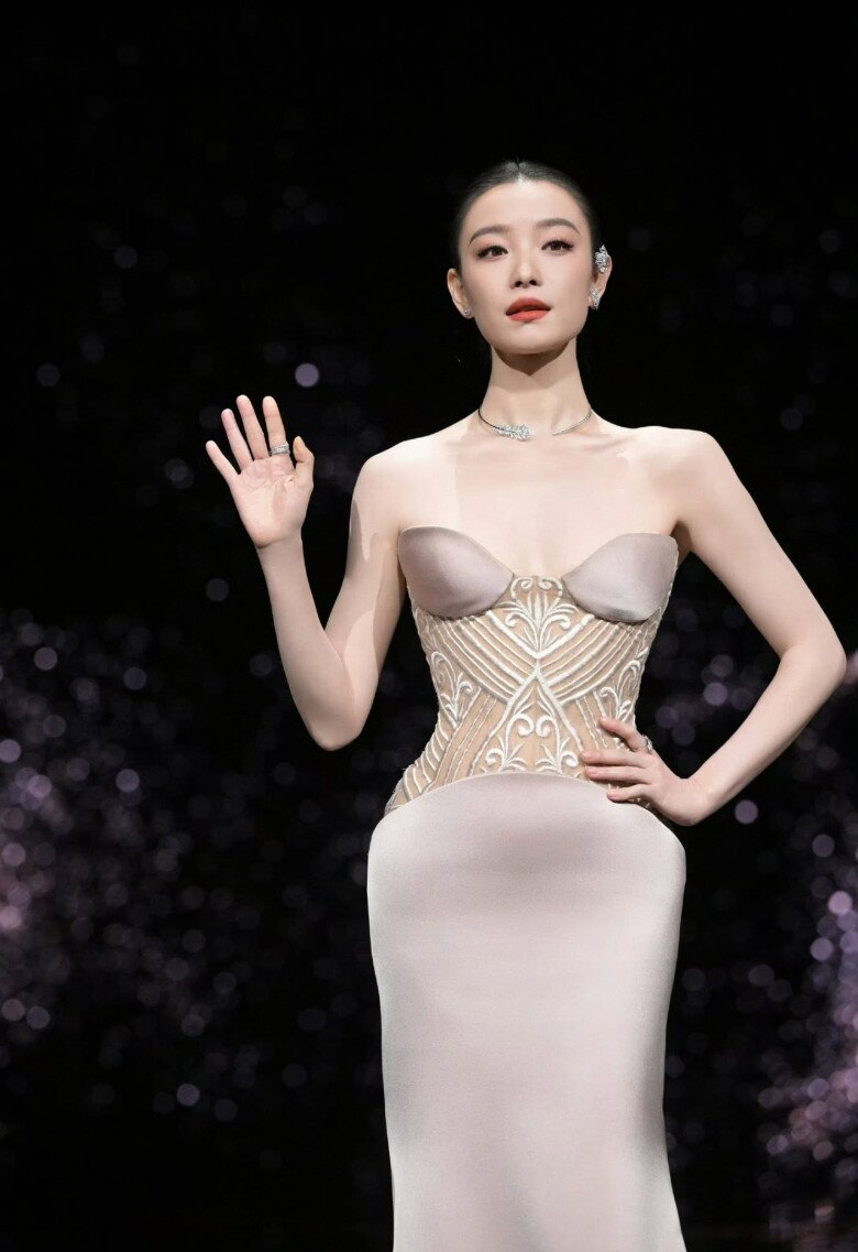 Điểm chung trong những lần xuất hiện của Nghê Ni là ngọc trai luôn được đặt đúng vị trí, trở thành điểm nhấn vừa đủ thay vì khiến diện mạo bị dừ. Chính khí chất sắc sảo, hiện đại của cô cũng giúp những viên ngọc vốn gắn với vẻ đẹp cổ điển trở nên trẻ trung, thời thượng hơn.