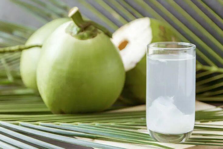 Nước dừa chứa ít calo, là thức uống quen thuộc được nhiều chị em lựa chọn khi muốn giữ gìn vóc dáng.