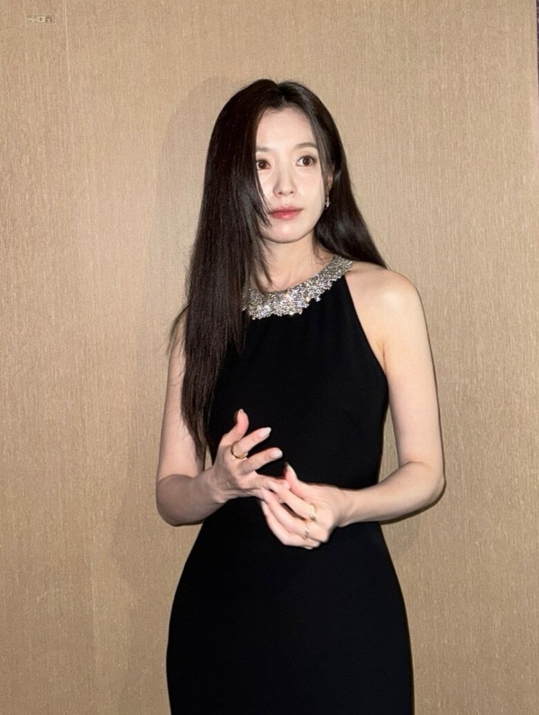 Sau gần 20 năm hoạt động, Han Hyo Joo vẫn giữ được vẻ đẹp trẻ trung, rạng rỡ nhờ những thói quen chăm sóc da đều đặn.
