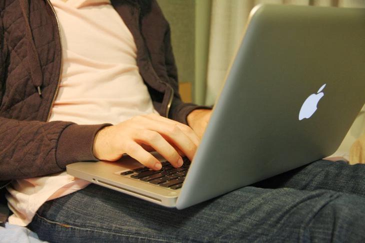 Laptop đặt trực tiếp lên đùi trong thời gian dài cũng có thể ảnh hưởng không tốt đến khả năng sinh sản ở nam giới.