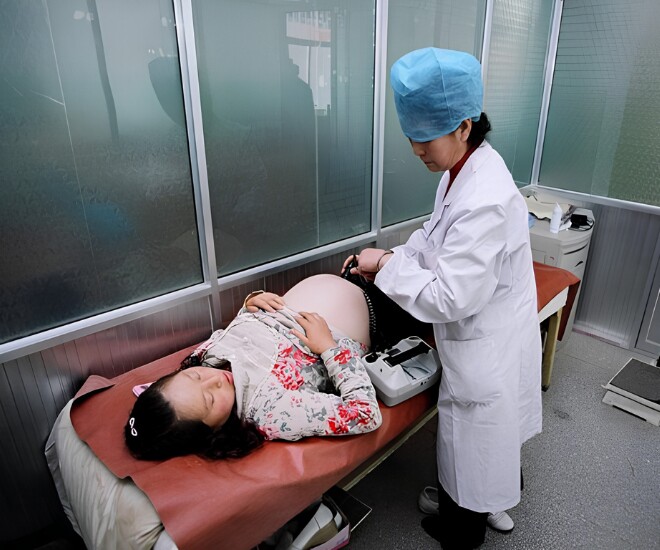 Người phụ nữ sinh xong bụng vẫn không xẹp xuống khiến cả nhà thắc mắc - Ảnh minh hoạ.