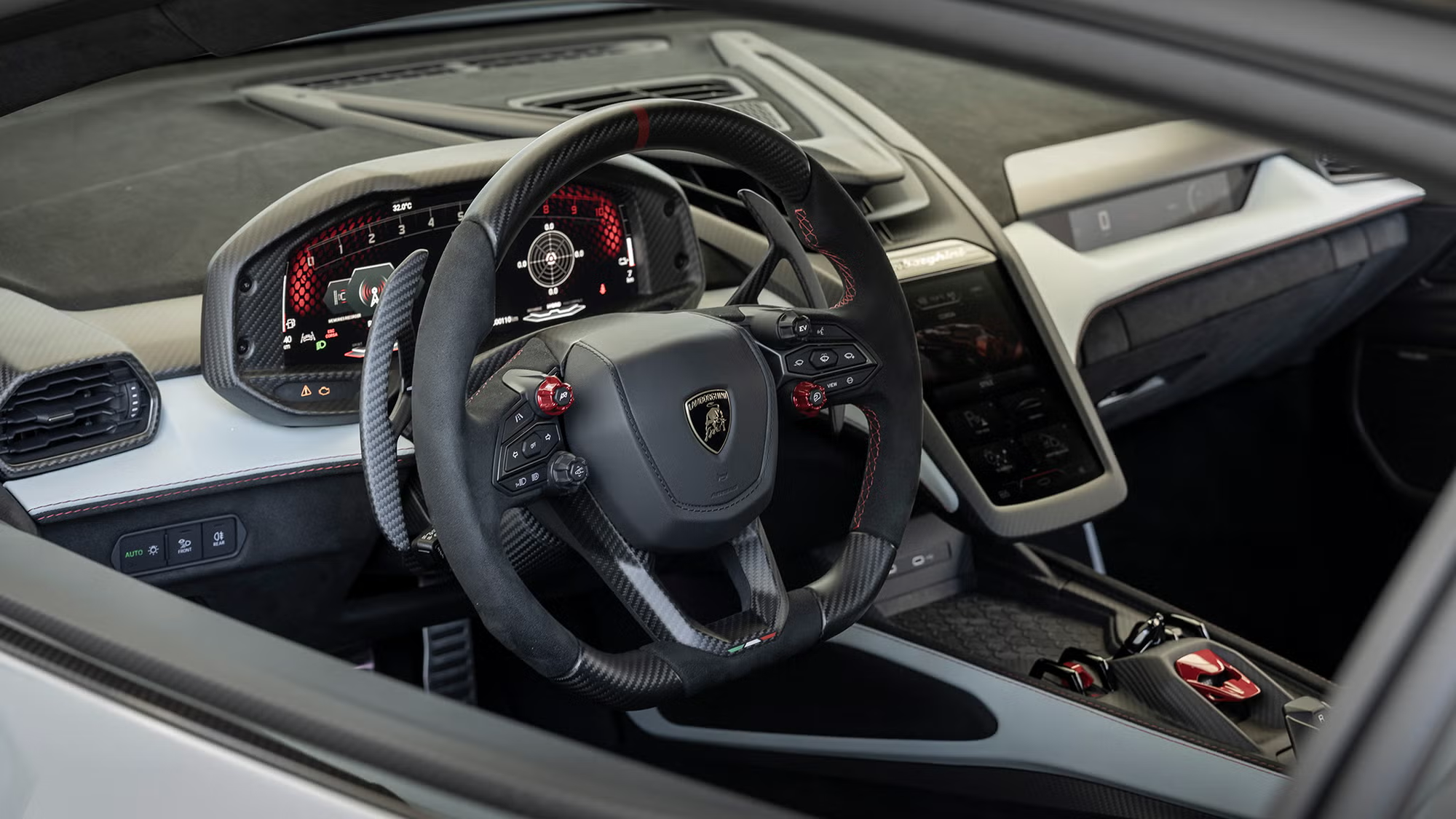 Lamborghini 'chia buồn' cùng người đam mê hộp số sàn - Ảnh 2.