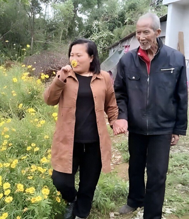 Sau khi về chung nhà, cặp đôi chênh lệch 45 tuổi hạnh phúc đón con đầu lòng.