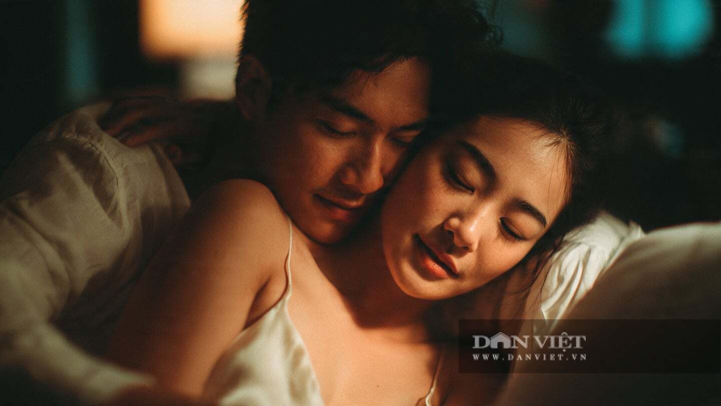 Đêm tân hôn, em xuất hiện với dáng vẻ bẽn lẽn mà tôi không ngờ tới.