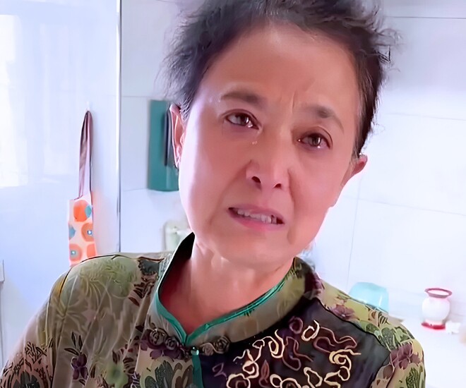 Người mẹ khóc khi con trai thông báo kết quả khám tiền sản của hai vợ chồng.