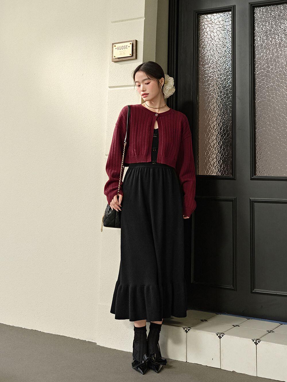 Đỏ rượu vang/Burgundy: Trầm, sâu và sang, đặc biệt phù hợp Thu Đông. Đây cũng là sắc đỏ dễ ứng dụng với phong cách công sở và thời trang U40.