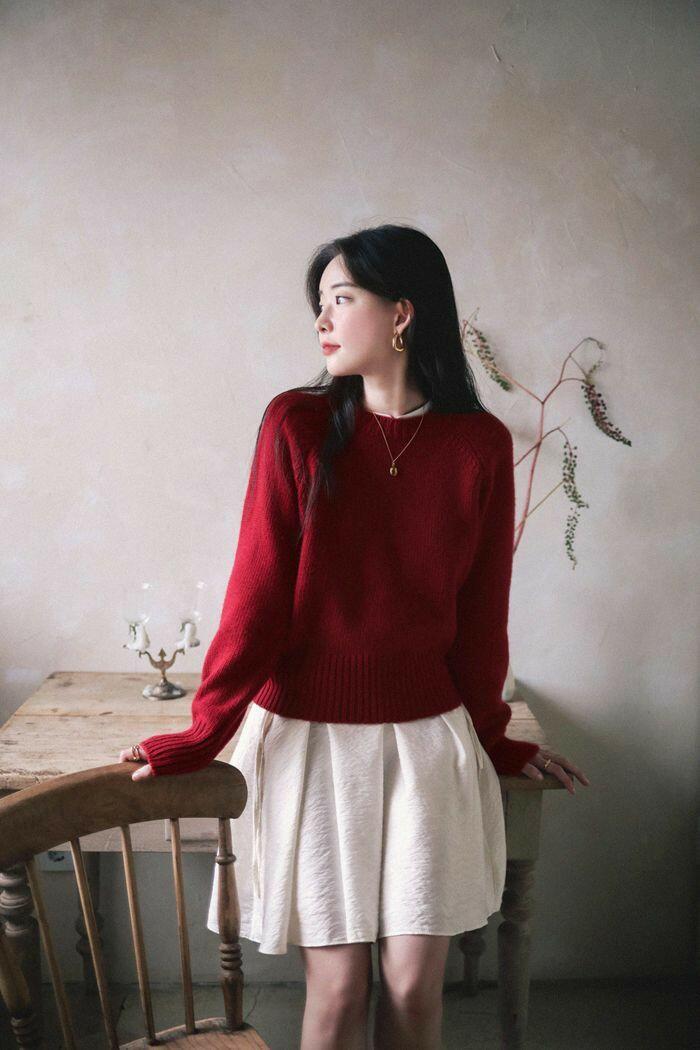 Về mix amp; match, burgundy có thể kết hợp cùng beige, kem, nâu chocolate, xám than hoặc xanh navy. Nếu muốn vẻ ngoài nhẹ nhàng, hãy thử áo len burgundy với chân váy beige.