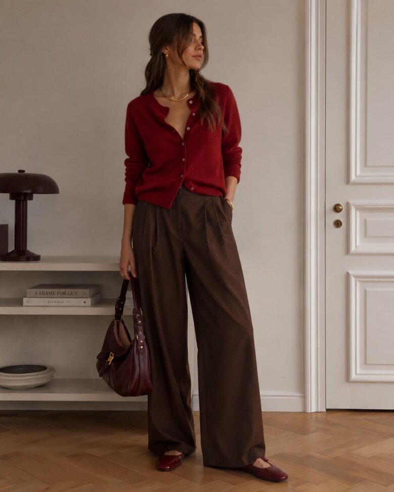 Nếu muốn bắt trend thu đông 2026, đây là lựa chọn đáng thử. Nâu chocolate đi cùng burgundy tạo cảm giác sang, trầm và giàu chiều sâu.