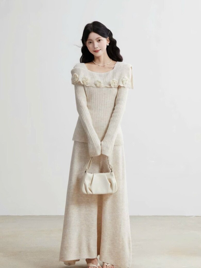 Một set đồ beige đồng điệu là lựa chọn đáng thử trong mùa Thu Đông. Áo len, váy suông cùng bảng màu giúp tổng thể liền mạch, thanh lịch và tạo hiệu ứng vóc dáng cao ráo hơn. Để bộ đồ không đơn điệu, nàng có thể chọn các sắc beige đậm nhạt khác nhau hoặc tạo điểm nhấn bằng túi xách, thắt lưng và giày màu nâu.