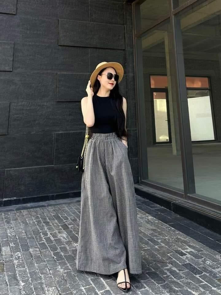 Với nàng có phần hông nhỏ, quần ống rộng là lựa chọn đáng cân nhắc bởi phom quần tạo thêm khoảng rộng ở phần hông và chân.