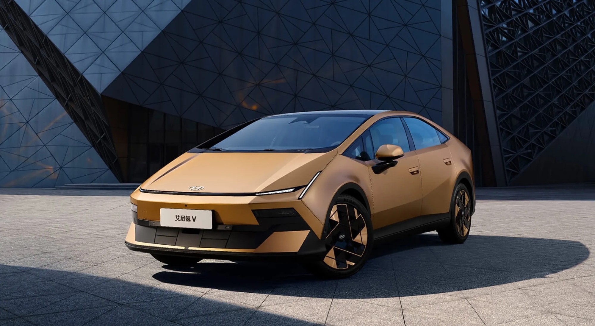 Hyundai tung sedan điện giá quy đổi chỉ 600 triệu: Thiết kế như Lamborghini, chạy Hà Nội - Quảng Trị chỉ trong 1 lần sạc - Ảnh 1.