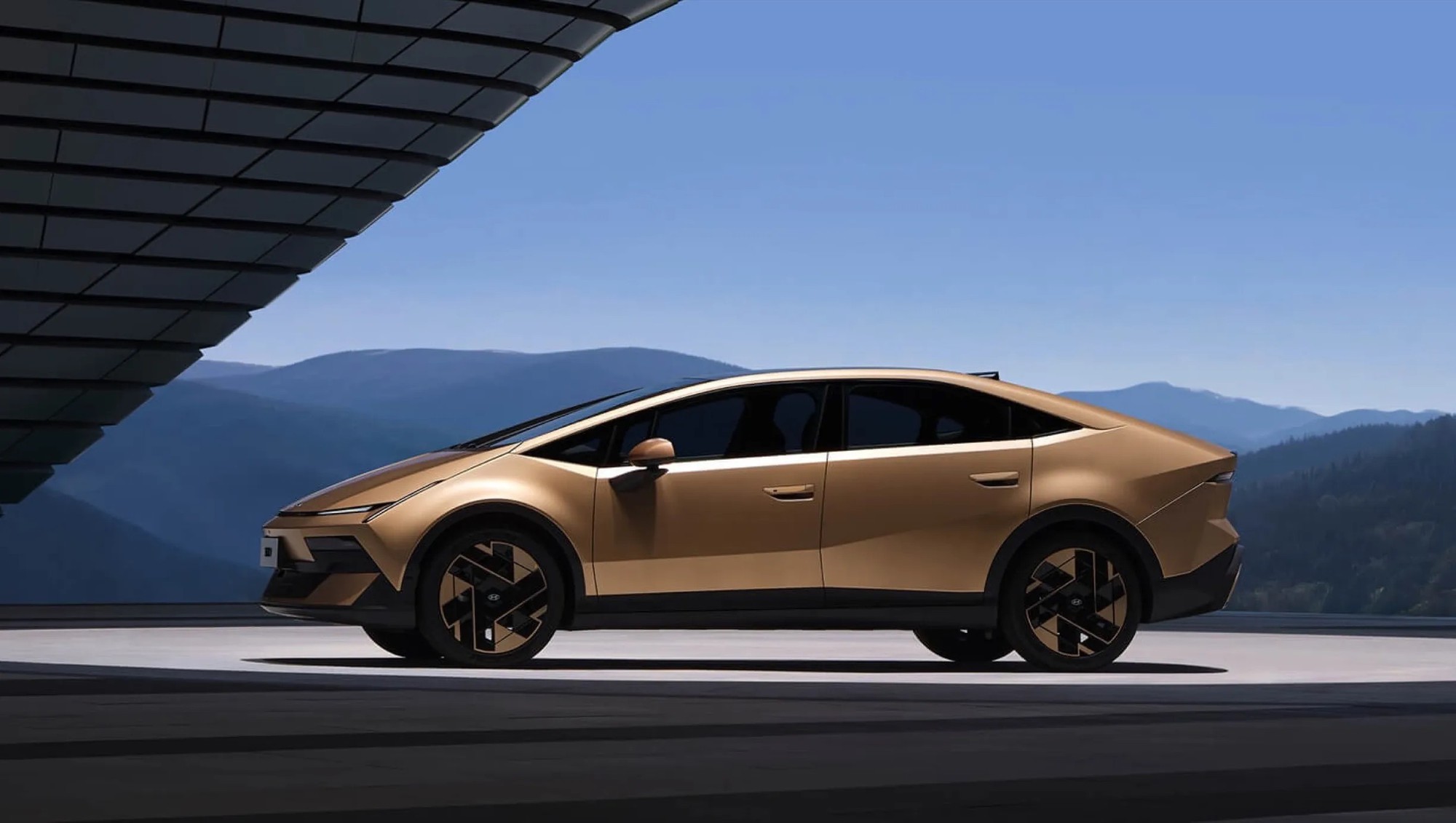 Hyundai tung sedan điện giá quy đổi chỉ 600 triệu: Thiết kế như Lamborghini, chạy Hà Nội - Quảng Trị chỉ trong 1 lần sạc - Ảnh 2.