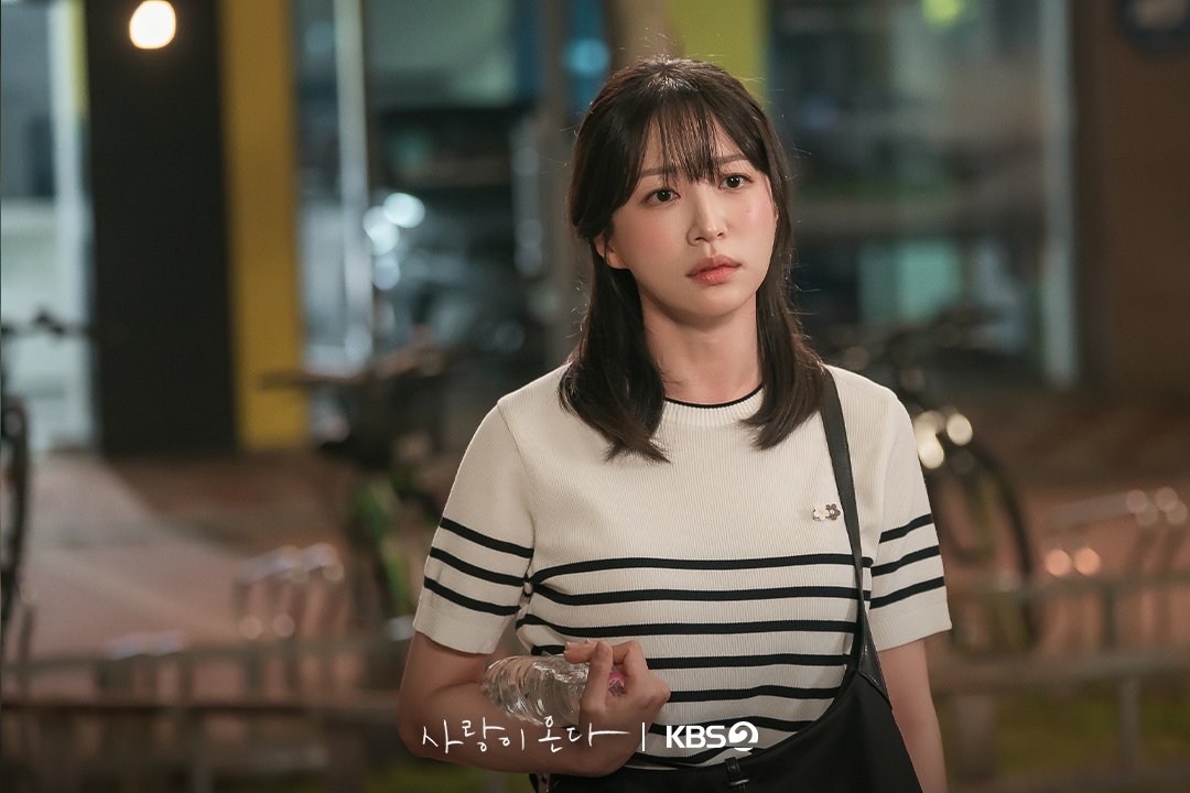 Lọ Lem say rượu thôi có cần phải đẹp vậy không: Má đỏ bừng cuốn dễ sợ, không hoàng tử nào cưỡng nổi đâu- Ảnh 2.
