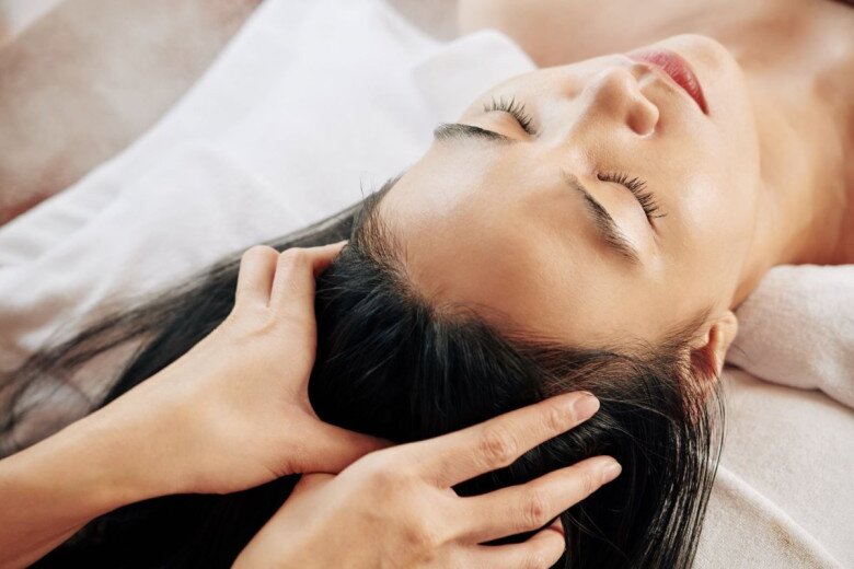 Khi gội hoặc massage da đầu, nên dùng đầu ngón tay thay vì móng tay và thao tác nhẹ nhàng. Móng tay dài hoặc cào mạnh có thể làm trầy xước da đầu, trong khi massage vừa phải giúp làm sạch bụi bẩn, dầu thừa mà hạn chế gây kích ứng.
